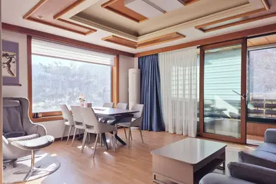 Image de Spacious Tranquil Mountain Sunset View in Yongin-si, Ac, Movie-projector, WiFi