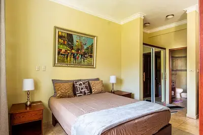 Image de 1br Studio retreat – Pool, quiet comfort awaits, steps from beach!