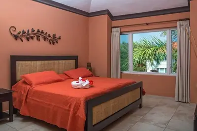 Image de Family-friendly 2br/2ba: Pool, parking & steps to every convenience