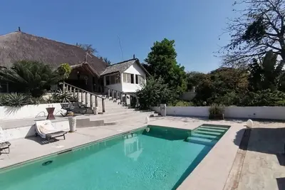 Image de Domaine /lodge/villa 5ch pieds dans l'eau, 11 hôtes, piscine, accès privé à plage
