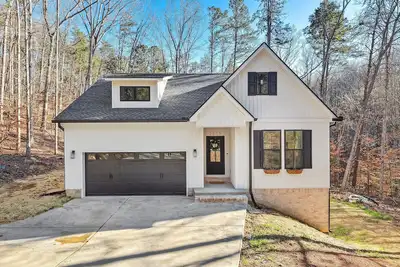 Image de Luxurious Private Retreat: 3-Bedroom Haven