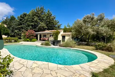 Image de Maison a 2 pas de lourmarin  au calme absolu avec piscine et pool house