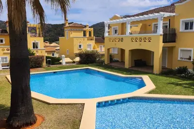 Image de Évasion au cœur d'un golf : Maison avec vue mer et montagne