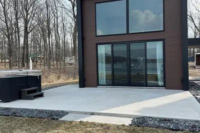 Image de Modern Guesthouse on the lake with access to private pickleball court.