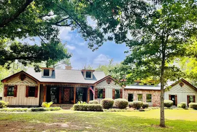 Image de Private 5-bedroom Retreat Farmhouse on 232 acres Early County Ga, Pool, Porches