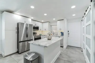 Image de Beachfront 2 bedroom, 2 bathroom renovated condo, pool, hot tub, private beach!