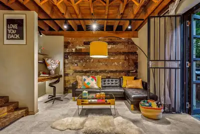 Image de + + Stylish Industrial Charm, in a Prime Locale.