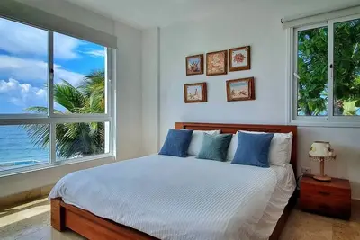 Image de 3br/3. 5ba Beachfront family gem – Pool, elevator & captivating sea views
