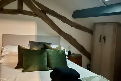 Image de Eclectic couples escape in the country with hot tub, vineyards. Pet Friendly!