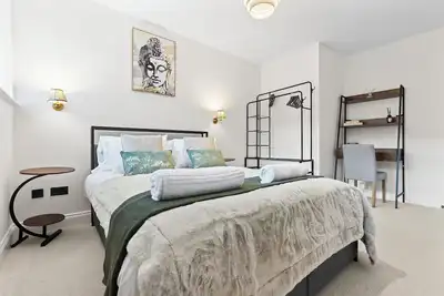 Image de Picturesque City Apartment Tourists Families Contractors