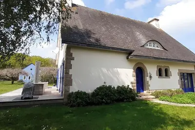 Image de Grande maison idéale pour des vacances en famille : beau jardin, près de la mer.