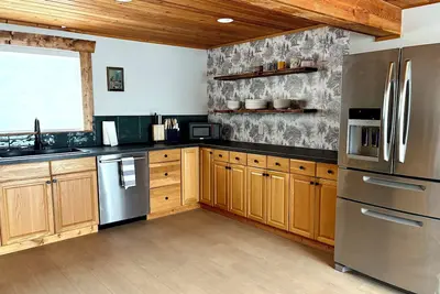 Image de Red Powder House with Foosball Table. Downtown Rossland 5 min to Red Mountain