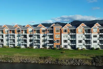 Peaceful, river front, 2-bedroom condo with WiFi in Seaside