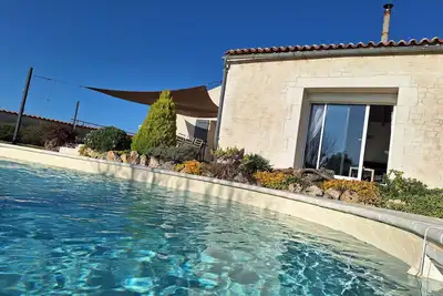Image de Gîte Le Clos de Champagnolles. Gite de groupe avec piscine et jeux pour tous