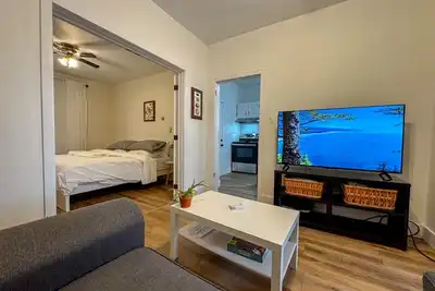 Image de 2025 Renovated, bright/spacious main floor unit. Private driveway and backyard.