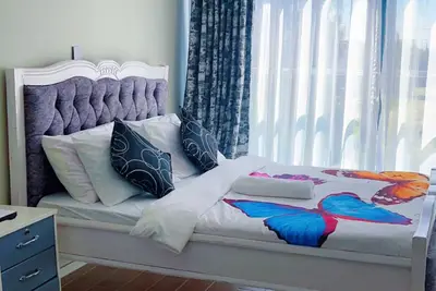 Cozy studio in fantastic Nairobi with Ac, WiFi, Security, fridge, microwave, malls