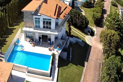 Image de Spacious 5-bedroom house steps from beach in gated community with Ac, WiFi