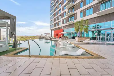 Image de The Modern Echelon High-Rise in Med Center