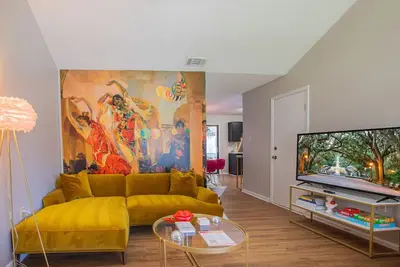 Image de Designer 3-bedroom house: sauna, photo zones, sunroom, fire table, fenced backyard