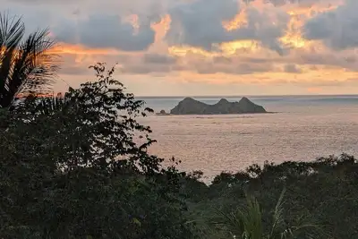 Image de Ocean views and breezes. Spacious 2-bedroom, 2-bath townhome with WiFi and Ac.