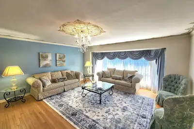 Image de ☆New☆ Bridgerton House, Private Pool, 4 bed, 3 bath, near beach and zoo.