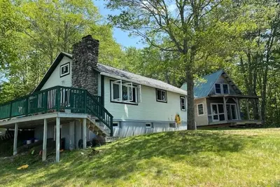 Image de Tranquil lakeside 2-bedroom cottage with optional sleeping cottage in Eastbrook