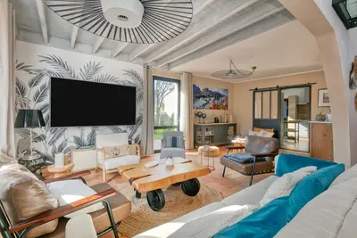 Image de Maison Chaleureuse avec terrasse privée, jardin privé et Wi-Fi