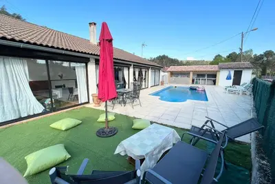 Image de Maison de vacances 'Maison Les Brousses' avec piscine privée, jardin privé et Wi-Fi
