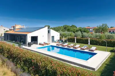 Image de Villa avec une piscine spacieuse et une cour clôturée près du centre de Rovinj
