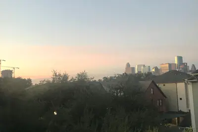 Image de Rosalie Htx! Fantastic townhome in the heart of Houston, Tx