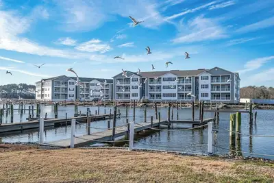 Image de Condo located in a waterfront community located on Love Creek