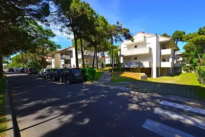 Image de Appartement de vacances avec climatisation, balcon et piscine