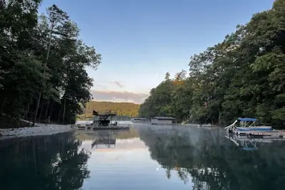 Image de Lake House in Cove, Private Dock & Covered Slip, Sleeps 16 in Beds