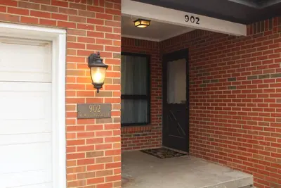 Image de Cozy and spacious 4-bedroom house in the heart of campus. Walk to Boone Pickens!