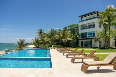 Image de 4br/3. 5ba Beachfront luxury, striking sea views! Elevator, pool, parking