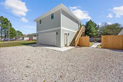 Image de Spacious 2-Apartment Loft with Dual Kitchens – Perfect for Groups in Gulf Breeze