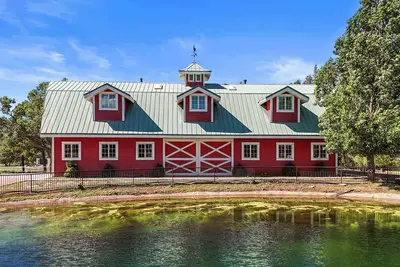 Image de Lofted Legacy Barn, White Mountains Az