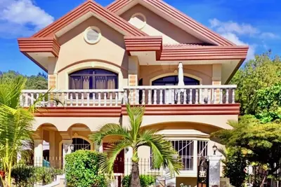 Spacious 3-bedroom house in Subic with Ac, WiFi, Pool & Parking. Relax & unwind