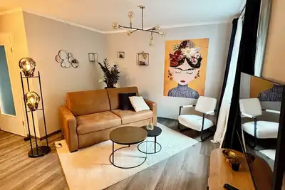Image de Stylish granny apartment with box-spring bed