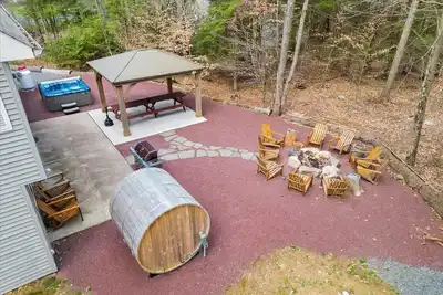 Image de Pocono Gem | Hot Tub | Sauna | FirePit | 7 mins to Ski