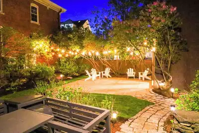 Image de Large Historic Downtown Gathering House w/Pvt Yard & Event Barn - Groups/Reunion