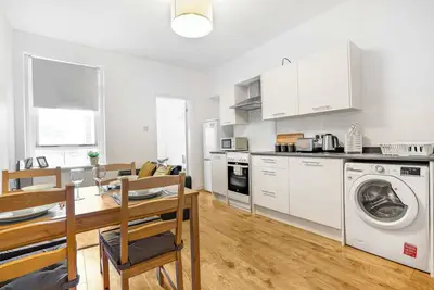 Image de 2 Bed-Ground Floor-Free Parking-by Holiday Homes