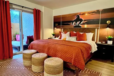 Image de F1 Luxury Creekside Retreat walk to Convention Ctr