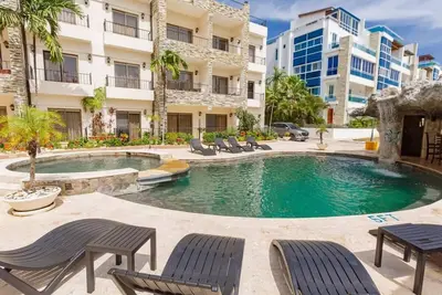 Image de Quiet family residence steps from sandy beach. 2bd/2ba, elevator