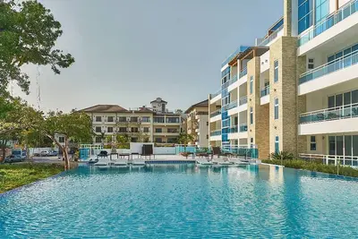 Image de Top-floor 2bd condo with elevator steps from the sand