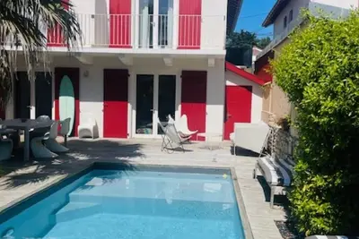 Image de Maison quartier Saint Charles au Golf de Biarritz avec piscine et jardin