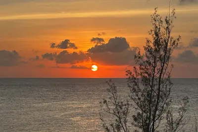 Image de Massive 3 bed 3. 5 bath sea /pool view condo set amid lush tropical gardens