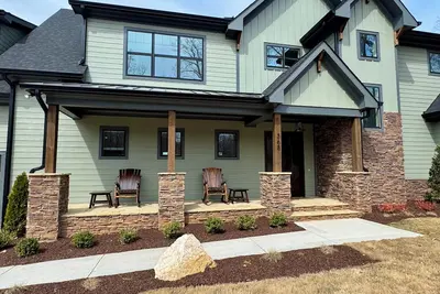 Image de New 5-bedroom lake front home w/ dual masters, dock, fire pit, paddle boards
