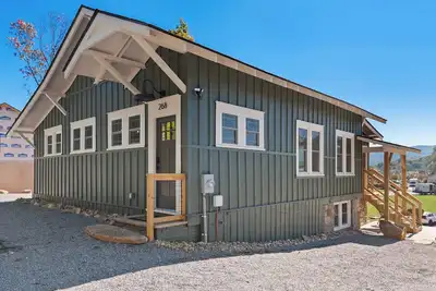 Image de Welcome to this historical Lake Junaluska Nc cottage named “Junaluska Sunrise. ”