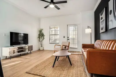 Image de Boulevard Stays Quiet Modern 2br Pickleball, Pool, Parking, Gym 06